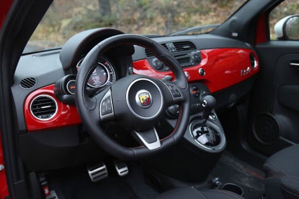 Предните спирачки са вентилирани, като тази кола е добра както при спиране, така и при ускорение. За по-малко от 20 бона в евро получавате автомобил, който не само е забавен за каране, но и не харчи много гориво.