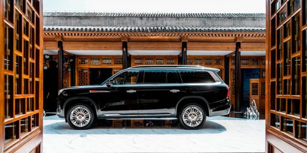 Под капака се намира 4,0-литров V8 турбо двигател с мощност 360 к.с., работещ в комбинация с 8-степенен автоматик ZF и система задвижване на четирите колела. Огромният всъдеход може да ускори 0-60 от място за 9,1 секунди и има максимална скорост от 200 км/ч. Отличителна черта на Hongqi LS7 са непропорционално големите задни врати, предназначени за най-удобното качване и слизане на пътници от втория ред.