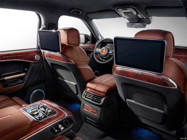 Масивният заден диван може да бъде заменен две отделни седалки с електрическо регулиране, вентилация, масаж и прибиращи се поставки за крака. Интериорът, изработен в класически стил, е декориран със скъпа кожа и, естествено, лакирано дърво, а като опция се предлагат дори позлатени елементи по вратите и централната конзола.