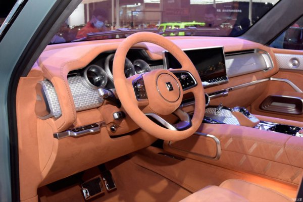 Tank 700 обаче е предназначен основно за движение по тежки терени, като е оборудван с оригинална система за задвижване на четирите колела с редуктор, както и с блокировката на предния и задния диференциали.