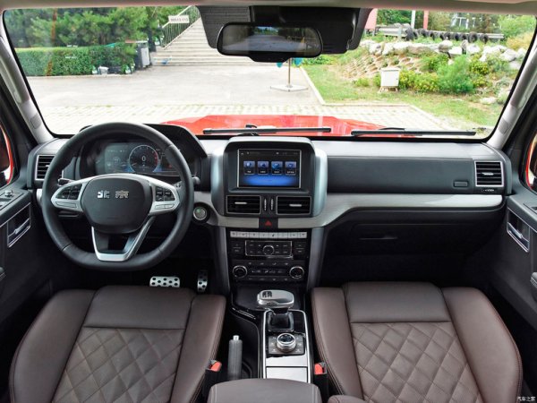 Интериорът на този всъдеход е направен в съответствие със съвременните тенденции. В салона има 10,25-инчов цифров приборен панел, сензорен дисплей на мултимедийната система и електронен селектор за автоматична трансмисия.