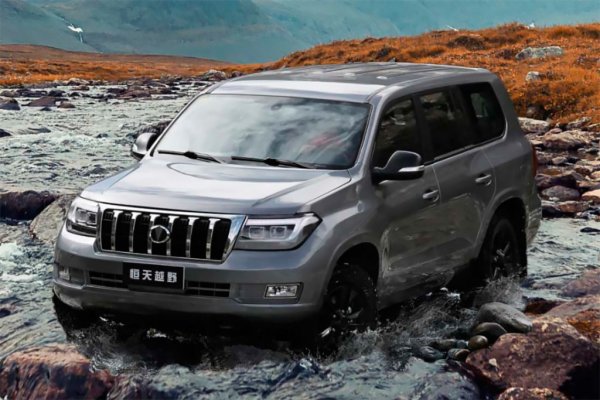 Популярната Toyota Land Cruiser 200 вече не се произвежда, а за новата &bdquo;300&ldquo; трябва да се чака няколко години. Въпреки това, марката Hengtian, която е специализирана в производството на джипове и пикапи, предлага автомобил с характерен разпознаваем външен вид - моделът L4600.