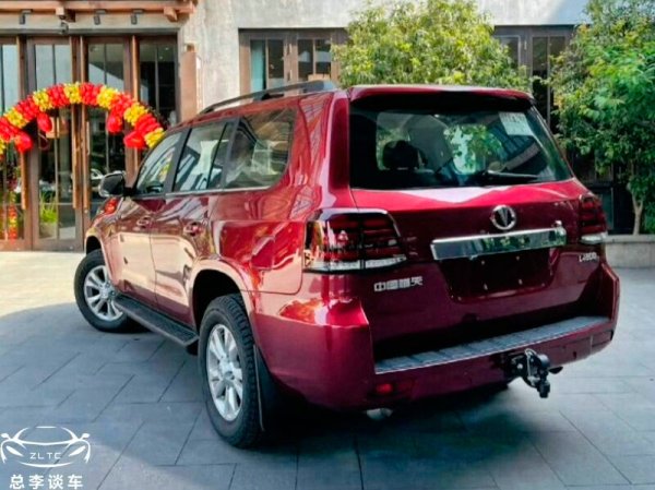 И ако задната част на автомобила е почти идентична с Land Cruiser 200, то отпред той изглежда повече като Prado. И тук се се разчита на рамна конструкция, която е комбинирана с напълно независимо окачване. Пътният просвет е 230 мм, като това позволява пресичане на водния препятствия с дълбочина до 800 мм.