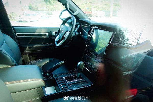 Hengtian LS4600 е оборудван с 4,6-литров атмосферен бензинов V8, който развива 288 к.с. и 408 Нм. Двигателят работи заедно с 6-степенна автоматична трансмисия и система за задвижване на всички колела с твърда връзка на предната ос и блокаж на задния диференциал.