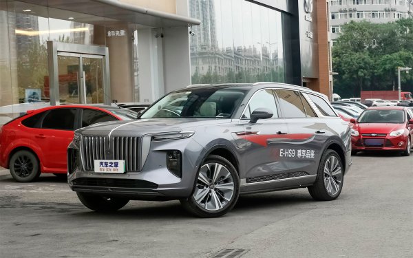 Cadillac вече представи своя луксозен електрически кросоувър Lyriq, но негова алтернатива може да бъде модел на вече споменатата марка Hongqi, която вече е наречена &bdquo;китайския Rolls-Royce Cullinan". Кросоувърът E-HS9 наистина има нещо общо с луксозните британски модели, тъй като за външния вид на автомобила е отговорен бившият дизайнер на Rolls-Royce &ndash; Джайлс Тейлър, който се присъедини към концерна FAW преди четири години.