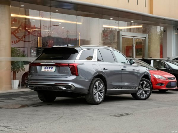 Големият кросоувър се задвижва от два електромотора - агрегат с мощност 218 к.с. на предната ос и агрегат с мощност 333 к.с. на задната. Така общата пикова мощност е 551 к.с. и 800 Нм. Автомобилът е в състояние да ускори от 0 до 100 км/ч за 4,8 секунди, а благодарение на батериите с капацитет 120 кВт/ч осигуряват пробег от 650 км.