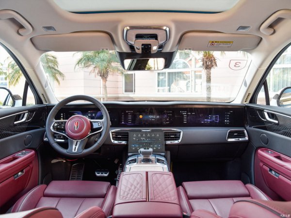 Не по-малко интересен е интериорът, където има невероятен брой дисплеи с висока разделителна способност - само на предния панел са поставени цели четири от тях. Списъкът с оборудване включва огромен брой опции - от седалки с вентилация до автопилот, способен да управлява автомобил по магистралата без участието на шофьор.