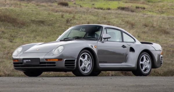 Рекордьорът в няколко отношения е представен през 1986 г. Той не само е коронован за най-бързия сериен автомобил, създаван някога, но също е удобен за ежедневни пътувания. Неговият състезателен плосък шестцилиндров двигател включва два турбокомпресора, но благодарение на тяхното последователно разположение колата получава максимална скорост. Системата за задвижване на четирите колела на 959 също е скок напред по отношение както на технологията.
Три прототипни екземпляра на автомобила участват в рали &bdquo;Париж-Дакар&ldquo; през 1986 година, като  завършват на първо и второ място.

Може първоначално да е произлязъл от платформата на 911, но по-широката, по-елегантна позиция на 959 му дава собствен чар. Моделът е значително по-рядък и по-скъп от който и да е 911 - с начална цена от $225 000 иедва 292 произведени коли.

