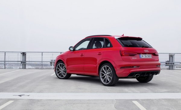 Първият кросоувър с емблема RS е изненадващо скромният Q3. Предвид разположението си в гамата, той използва 2,5-литровия турбомотор на RS3 и TT RS. В случая мощността е 335 конски сили, като е налична и версия Performance с 360 к.с.