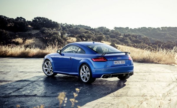 Третото поколение TT се завръща към оригиналния вид на модела, за което трябва да благодарим на Фердинанд Пих - покойният вече патриарх на VW Group лично изисква задницата на купето са е с дизайн като на първото поколение. За задвижването се грижи познатия 5-литров мотор, с мощност от 400 к.с.