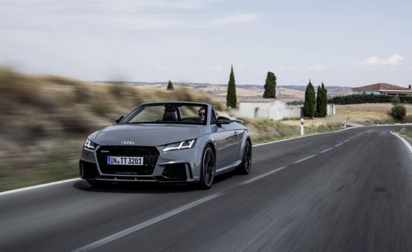 Както и в предишното поколение TT RS, новият модел се предлага и без покрив. Всичко останало е идентично с купето.