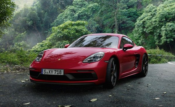 Монтиран на Porsche 718 Cayman GTS през 2018 г., това е 2,5-литров боксер с 365 к.с. и 420 Нм въртящ момент. Той е разработен като „връзка“ между базовата версия с 300 к.с. и мощното GT4 с 420 к.с. (сега има и версия GT4 RS 500 с двигателя на 911 GT3). Максималната скорост на модела е 290 км/ч, а ускорението от 0 до 100 км/ч отнема 4,6 секунди.

От 2020 г. обаче версията GTS е оборудвана с 6-цилиндров боксер с 400 к.с., докато 2.5-литровият е намален до 350 к.с. и се използва за S-версията на модела.