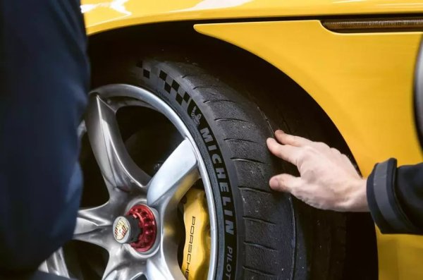 Porsche Carrera GT, което през 2024-та навърши 20 години, реши да докаже, че все още го бива и подобри рекорда си за обиколка на "Нюрбургринг" с цели 20 секунди. Това стана без увеличение на мощността или трикове с аеродинамиката - суперавтомобилът просто получи нови хомологирани гуми Michelin Pilot Sport Cup 2.

Те са разработени в партньорство с отдела Porsche Classic и техническия център на марката във Вайсах, използвайки технология с двойна смес. С новите гуми Carrera GT не само "лети" и ускорява по-бързо, но и може да спира по-рано. При рязко спиране от 100 км/ч разстоянието се намалява с 2,5 метра, а от от 200 км/ч - с 12 метра.
