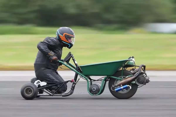 Това е скоростта, която англичанинът Дилън Филипс разви с моторизирана градинска количка. Той твърди, че като повечето щури идеи, тази също му хрумнала на чаша бира. Сглобил "колата" за забавление, но след няколко тест, когато развила 60 км/ч, решил да постави рекорд. Станало така, че Филипс подобрил не какъв да е рекорд, а този от Книгата на Гинес, при това с 10 км/ч.
