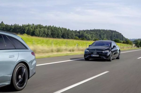 Автопилотът Drive Pilot на Mercedes, съответстващ на трето ниво на автономност, се научи да управлява колата със скорост до 95 км/ч вместо досегашните 65 км/ч (компанията обещава и 130 км/ч, което е сега е разрешеният максимум за автоматизирани системи за шофиране). Новата версия на системата е сертифицирана от Германската федерална служба за автомобилен транспорт и оборудването с нея на колите ще започне в началото на 2025-та.
