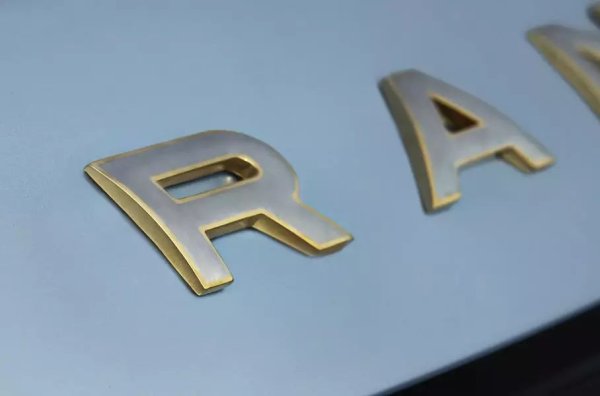 Златните букви, направени за всъдехода Range Rover SV Candeo, тежат близо килограм. Всяка буква се отпечатва на 3D принтер. Външната й част е от 18-каратово жълто злато, а вътрешната - от бяло. Британците никога досега не са използвали толкова много благороден метал, но както се казва по-добре късно, отколкото никога. Освен със златото, Range Rover SV Candeo се отличава с кожа Liberty Blue и Perlino, елементи от Natural Dark Wood и керамика, която се използва при часовниците.
