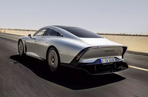 Толкова километра измина прототипът Mercedes-Benz Vision EQXX с едно зареждане. Стартът бе даден в Рияд, столицата на Саудитска Арабия, а експерименталният електромобил финишира в Дубай, до наскоро открития Mercedes-Benz Brand Center. Разстоянието между тези две точки е 1010 километра. Въпреки това, в края на пробега, в батерията на EQXX имаше заряд за още 309 км. Консумацията на енергия по време на теста беше 7,4 киловатчаса на 100 км, което се равнява на 0,83 литра на 100 кв за автомобил с ДВГ.
