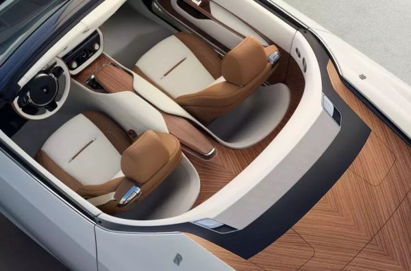 Направата на 233-те дървени парчета, които украсиха луксозния Rolls-Royce Arcadia Droptail, отне 8000 часа. Те бяха направени от фурнира Santos Straight Grain, дървесина от твърд сорт. Тя красива текстура, но по време на обработката често се напуква. За да защити фурнира от агресивни среди, отделът Bespoke дори разработи специален лак. За разлика от покритието за суперяхтите, което трябва да се подновява периодично, това е направено да издържи до края на живота на автомобила.
