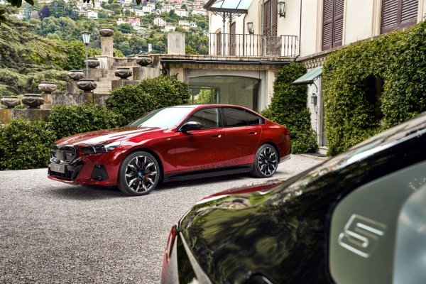 За успокоение на мнозина новата "петица" е съвсем различна като дизайн от актуалната Серия 7, която предизвика толкова дискусии. Главният дизайнер на компанията Домагой Дукец обясни пред Automedia.bg, че занапред вижда два доста обособени дизайнерски езика за различните модели според пазарната им ниша. Новата "петица" е доста по-изчистена, с леко наподобяващ купе профил. Запазва се емблематичната "извивка на Хофмайстер" зад задните стъкла, като тук е подчертана от графичен елемент с щампована цифра 5. 