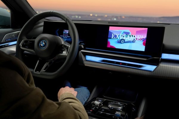 Интериорът е доминиран от познатия ни вече BMW Curved Display, разделен на две части - 12.3-инчов дисплей на информационната система и 14.9-инчов за приборите. Като опция можете да си поръчате и усъвършенствания хед-ъп дисплей с добавена реалност. 
Броят на физическите бутони продължава да се топи, но за щастие баварците са се отказали от намерението да премахнат въртящия се контролер на iDrive системата. 