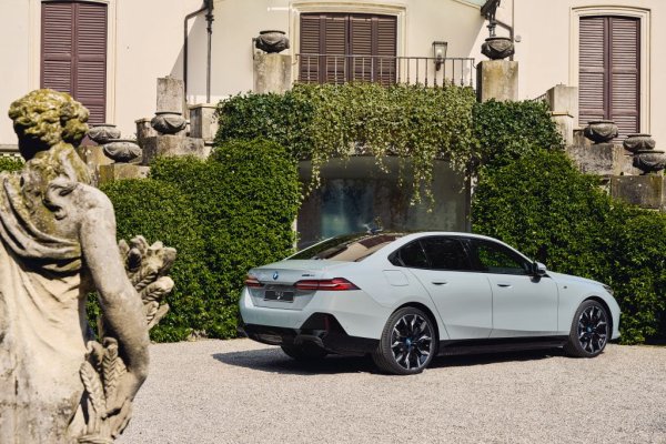 Променени като дизайн са предните светлини, които си остават с адаптивни светодиодни (LED) тела, а като допълнителна опция могат да бъдат и матрични, автоматично предпазвайки от заслепяване трафика срещу вас. 
Задните светлини са вече значително по-тънки и по-плоски. 
