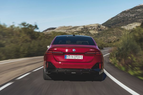 От самия дебют на модела се предлага и чисто електрическа версия, означена като i5. Първоначално тя ще е eDrive 40, с между 477 и 582 км пробег с едно зареждане по WLTP, с 340 коня максимална мощност, 430 Нм въртящ момент, 6.0 секунди от 0 до 100 км/ч, 193 км/ч максимална скорост, и средно потребление на енергия между 15.9 и 18.9 кВтч за 100 км.