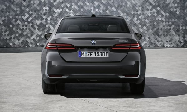 Версията 530е, която ще се появи в началото на 2024 година, ще има 4-цилиндров бензинов мотор в комбинация със синхронен електромотор, комбинирана мощност от 299 конски сили, 6.4 секунди от 0 до 100 км/ч и цели 102 км пробег само на електричество.
По същото време ще дебютира и по-мощната 550е xDrive, където вместо с 4, бензиновият мотор ще е с 6 цилиндъра, а максималната комбинирана мощност ще е 489 коня. 

