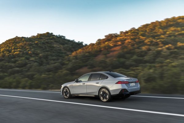 Всички двигатели с вътрешно горене в гамата вече са 48-волтови меки хибриди за повишаване на ефективността. Базовата версия за Европа е 520i, с мощност 208 конски сили и среден разход 5.7-6.4 литра на 100 км. 
Ще има също 530i с 258 коня и 540i с 381 коня, но те няма да се предлагат в Европа. 
