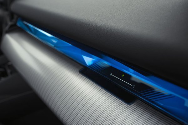 Серия 5 получава познатия ни от Седма серия BMW Interaction Bar - светеща ивица, която обхваща цялото табло и предните врати. Макар на практика да е част от амбиентното осветление, тя съвсем не е само декоративна, а изпълнява и най-различни функции - да ви предупреждава за опасности, да ви насочва според данните от навигацията и така нататък. 
