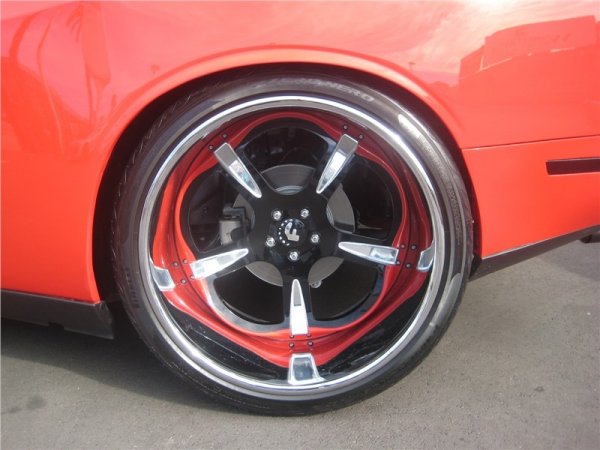 Доработен Dodge Challenger с колела Forgiato