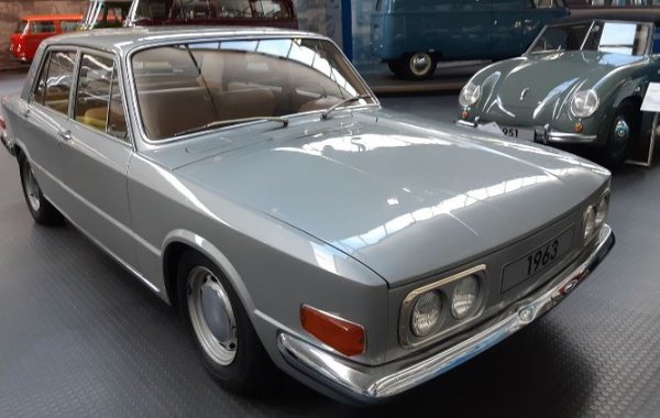 Удивителният прототип от 1963 г. - Volkswagen EA-128, спокойно може да бъде считан за далечен предшественик на модела Passat. Седанът е дълъг 4,7 метра, като под капака му е поставен двигател с обем 2,0 литра и мощност 90 к.с. Както и при всички останали модели на Volkswagen от това време, моторът е поставен отзад. Влияние върху този модел оказва и Chevrolet Corvair.