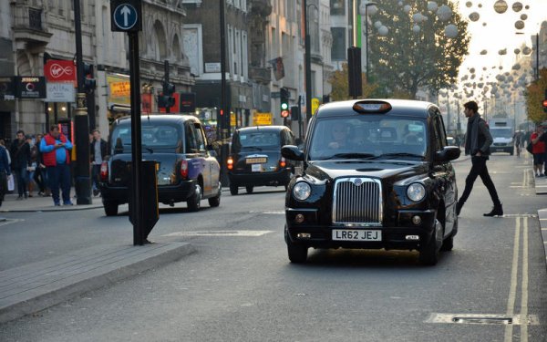 Всъщност това е Austin FX4, произвеждан от 1958 до 1997, като от 1982 правата върху модела се държат от Carbodies. Дотогава Carbodies произвежда модела за Austin. Общо са произведени над 75 000 коли. Следващите модели на LTC са еволюция на концепцията на FX4.
