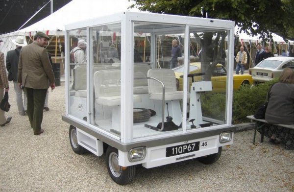 Този... автомобил (?) е рожба на виетнамския дизайнер Нгуен Ман Хан, популярен във Франция под псевдонима Квазар Хан. Нашумял като създател на надуваеми мебели, през 1968 Хан пуска в ограничена серия и това странно превозно средство с формата и вида на стъклен куб. Под екзотичната външност се крият окачване, двигатели и колела от Mini. 
