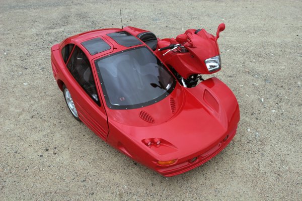 Когато посветиш 10 години и над 10 000 часа работа на автомобилен проект, се очаква поне да си успял да си изясниш какво точно искаш да постигнеш. Не е такъв обаче случаят със Snaefell Laverda на дизайнера Франсоа Норек. Автомобил с вграден мотоциклет? Мотор с кош, който вместо кош има автомобилна кабина? Творението не подлежи на категоризация. Знае се само, че един от множеството използвани компоненти е двигател от Кawasaki 1000RX. 
