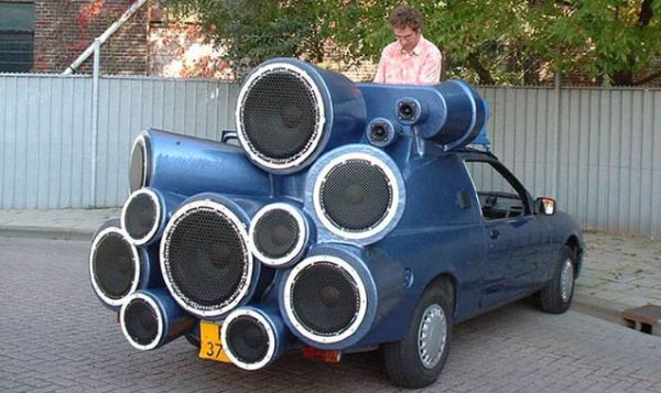 Олаф Муй е художник и скулптор от Ротердам, който нашумя преди години с първия си DJ-мобил - средство да пренесеш партито, където и да отидеш. Оттогава Муй има още десетина творби на автомобилна тематика, включително и Dj-Mobil 2.0, но първият си остава най-прочут. 
