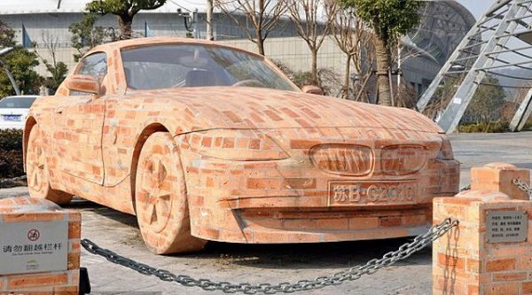 За най-различни автомобили сме казвали, че се управляват като тухли - но никога за BMW. Това Z4 обаче всъщност е направено от тухли, по оригиналната идея на китайския скулптор Дай Гън. Единствено стъклата не са тухлени. Естествено, колата не се движи. Обаче вратите се отварят и можете да поседнете вътре. 

