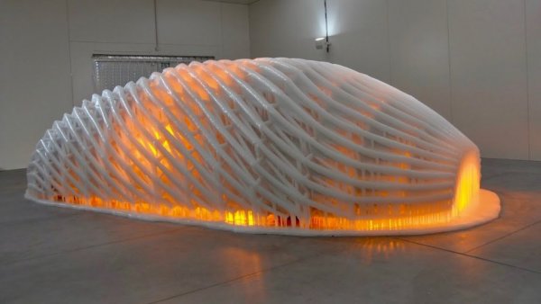 Няма да познаете от пръв поглед, но и това е една от прословутите "арт коли" на BMW. Дело на модернистичния исландски скулптор Олафюр Елиасон, този проект е всъщност водороден прототип на BMW, скрит под скулптура от стомана, лед и огледала. 
