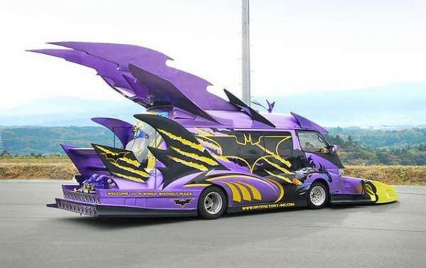 Дело на Наоки Мори, бивш професионален боксьор, превърнал се в автомобилен тунер. Чак не е за вярване, че дълбоко под тази външност се крие най-обикновен миниван Toyota HiAce - при това дизелов. 
