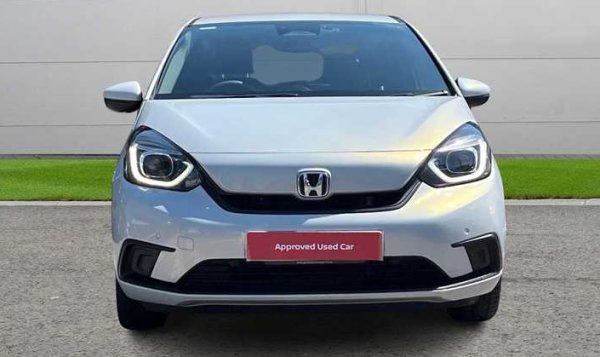 Ако поставите употребявана Honda Jazz на алеята си, няма да сте далеч от съвършенството. Има повече място, отколкото биха намерили в съперниците му катоFord Fiesta  или Volkswagen Polo или дори няколко автомобила от класа по-горе. 

1,5-литровият бензинов двигател и електрическият двигател на Jazz произвеждат общо сравнително скромните 96 к.с., но това все пак е достатъчно, за да достигнете скорости по магистрала, по-високи от еквивалентни Yaris или Polo. Е, BMW "Единичка" се кара с повече кеф, но Jazz вдъхва доверие. Това е и един от най-добрите хечбеци, що се отнася до комфорта на возене.
