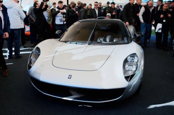 Вторият суперавтомобил на Gordon Murray Automotive е определян като "по-практична" алтернатива на триместния T50. Неговият 3,9-литров Cosworth V12 двигател е адаптиран за подобряване на въртящия момент при ниски обороти с максималните 11 100 об/мин (от 12 000 об/мин.). "Ако може да имате само един суперавтомобил, това е T33", каза основателят и шеф на GMA Гордън Мъри.
