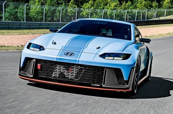 Продължението на признатия Hyundai Ioniq 5 N ще бъде гореща версия на представителния седан на марката. Очаква се моделът да използва същата задвижваща система от два двигателя с мощност 632 к.с. и подобен агресивен аеродинамичен пакет, вдъхновен от този в концепта RN22e от 2022-ра
