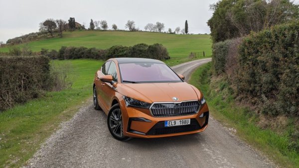 Оранжевият автомобил е Eniaq Coupe 80x - с по-ниска мощност от vRS, но със същия комфорт и с осезаемо по-ниска цена. Тази версия обаче няма да се предлага в България 