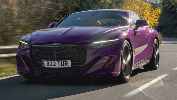 Bentley Batur беше показано в Монтерей с фино сатенено покритие. Но кола с този впечатляващ стил се нуждае от боядисване, което е също толкова атрактивно. Поставянето на Purple Sector на първия прототип, предоставен за тестване беше точно това, от което Batur се нуждаеше, за да му помогне да се открои още повече.