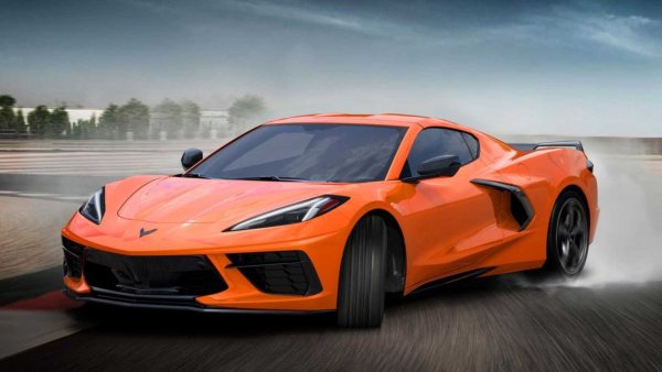 Един от трите свежи нюанса, налични за Corvette за 2022 г. и след това, Amplify Orange е ярко ново допълнение към гамата. Той показва острите ъгли на C8 и изскача, когато е съчетан с една от опциите за черни джанти на Corvette. Това е опция, струваща близо 1000 долара.