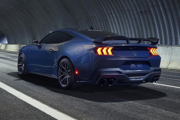 Ford Mustang Dark Horse е не само най-мощният Mustang с атмосферен двигател, създаван някога, разполагащ с 500 конски сили, но също така има и доста чиста боя. Дебютирайки в този екстериор на Blue Ember с черни акценти, смелият нюанс помага да се усили агресивният екстериор на Mustang.