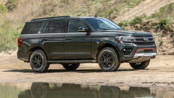 Ford Expedition Timberline се предлага в цвят Forged Green, който допълва оранжевите акценти и стандартните 18-цолови джанти. Като най-здравият Expedition от групата, вдъхновеният от гората екстериор определено прави този SUV още по-впечатляващ.