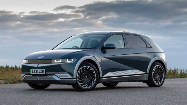 Освен страхотното име, новият цвят Digital Teal на Hyundai за Ioniq 5 EV е страхотен оттенък за припомняне на миналото. Зеленикавата, тюркоазена боя изпъква заедно с обемистите сребристи калници и странични прагове на Ioniq 5, съчетавайки се добре с всяка от наличните двуцветни опции за джанти. Освет това, този цвят е безплатна опция.