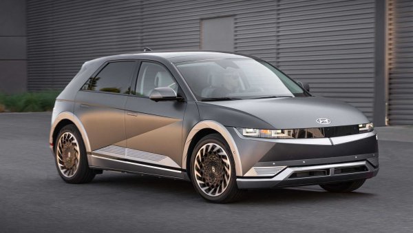 Новият Ioniq 5 се предлага в още един забележетилен нюанс. Наред с Digital Teal, матовото покритие Shooting Star допълнително засилва футуристичната привлекателност на Ioniq. Това е фино плоско, тъмно сребристо, което се съчетава добре с ярките сребърни акценти по екстериора и черните джанти.