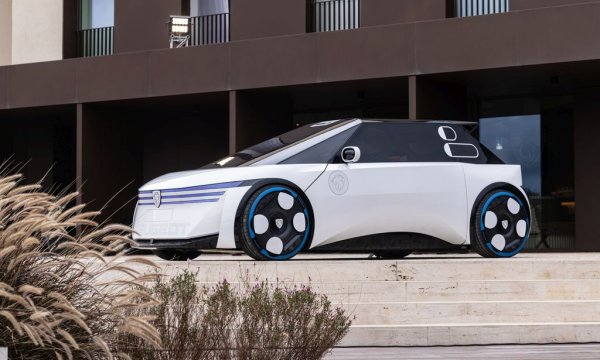 Тази революционна промяна се нарича Hypersquare и според настоятелните уверения на Peugeot ще замени волана в техните автомобили - отначало в следващото 208, а после, лека-полека, и в останалата гама. 
НА СНИМКАТА: Концептът Peugeot Polygon по време на официалното представяне пред световни медии в Ерисейра
