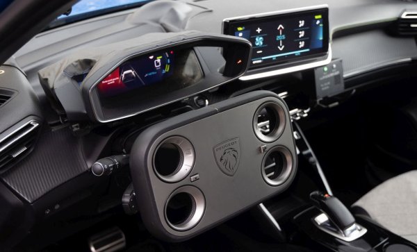 Революцията не е само във формата на този правоъгълен волан с четири отвора, в които са скрити функционалните бутони. Революцията е и във факта, че между него и колелата няма да има абсолютно никаква връзка. 
НА СНИМКАТА: Новият Hypersquare, монтиран върху актуалното Peugeot 208. Французите ни уверяват, че новата технология ще е серийна в следващото поколение през 2027 година
